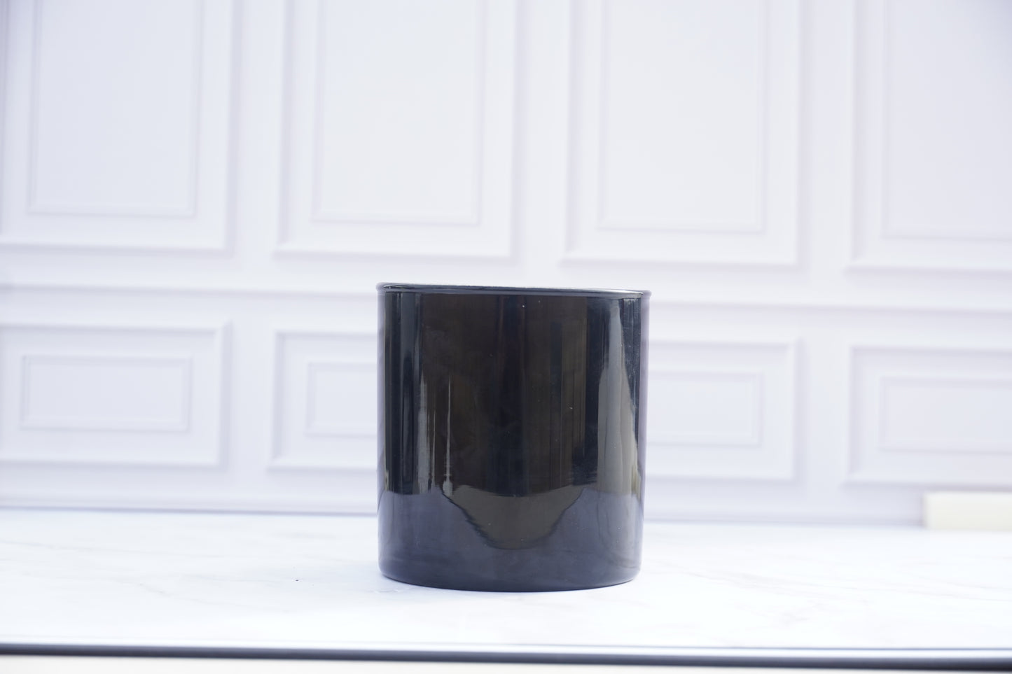 Black candle in a luxury shiny black jar. Smells like cedarwood, spice and ocean salt. Handpoured in coconut apricot wax.