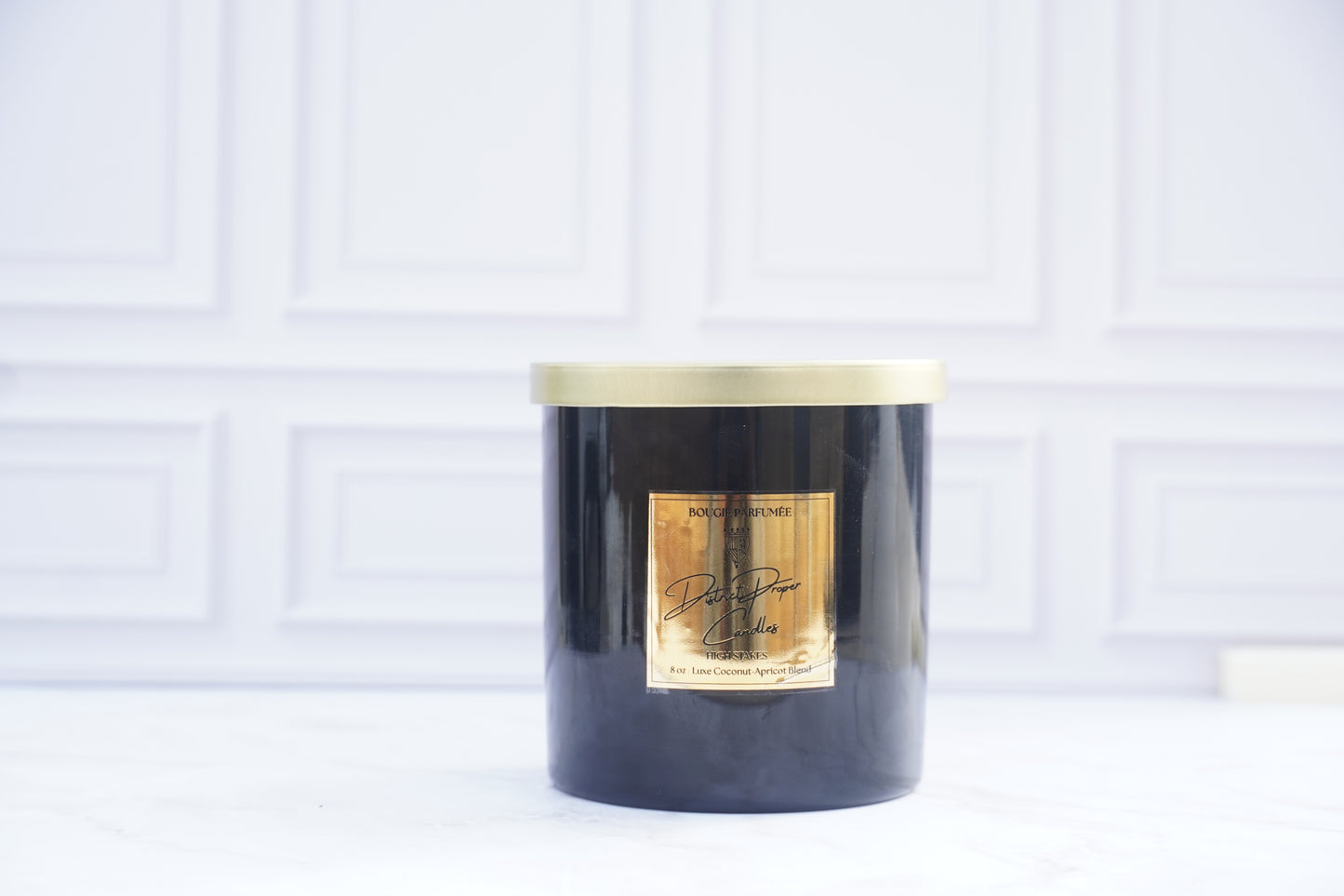 Black candle in a luxury shiny black jar. Smells like cedarwood, spice and ocean salt. Handpoured in coconut apricot wax.