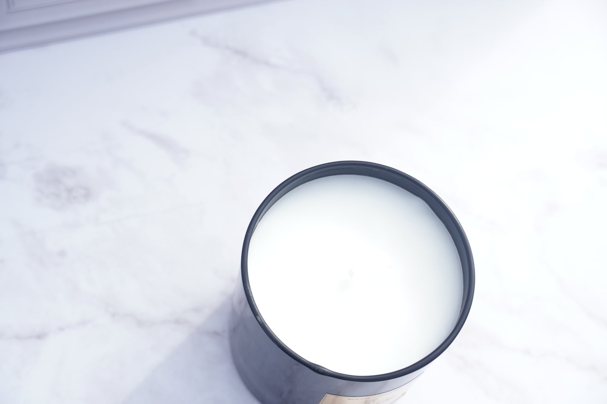 Black candle in a luxury shiny black jar. Smells like cedarwood, spice and ocean salt. Handpoured in coconut apricot wax.