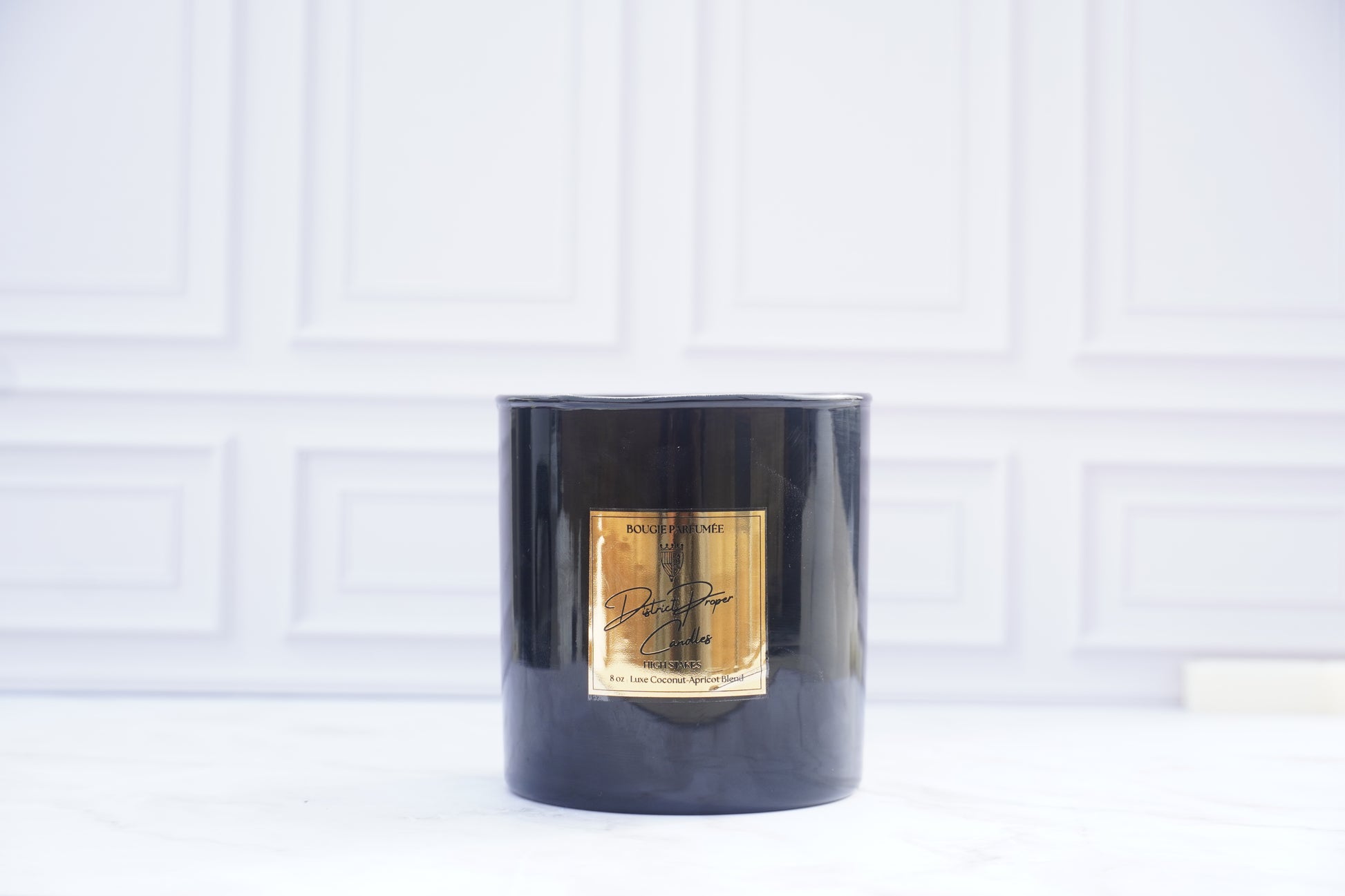 Black candle in a luxury shiny black jar. Smells like cedarwood, spice and ocean salt. Handpoured in coconut apricot wax.