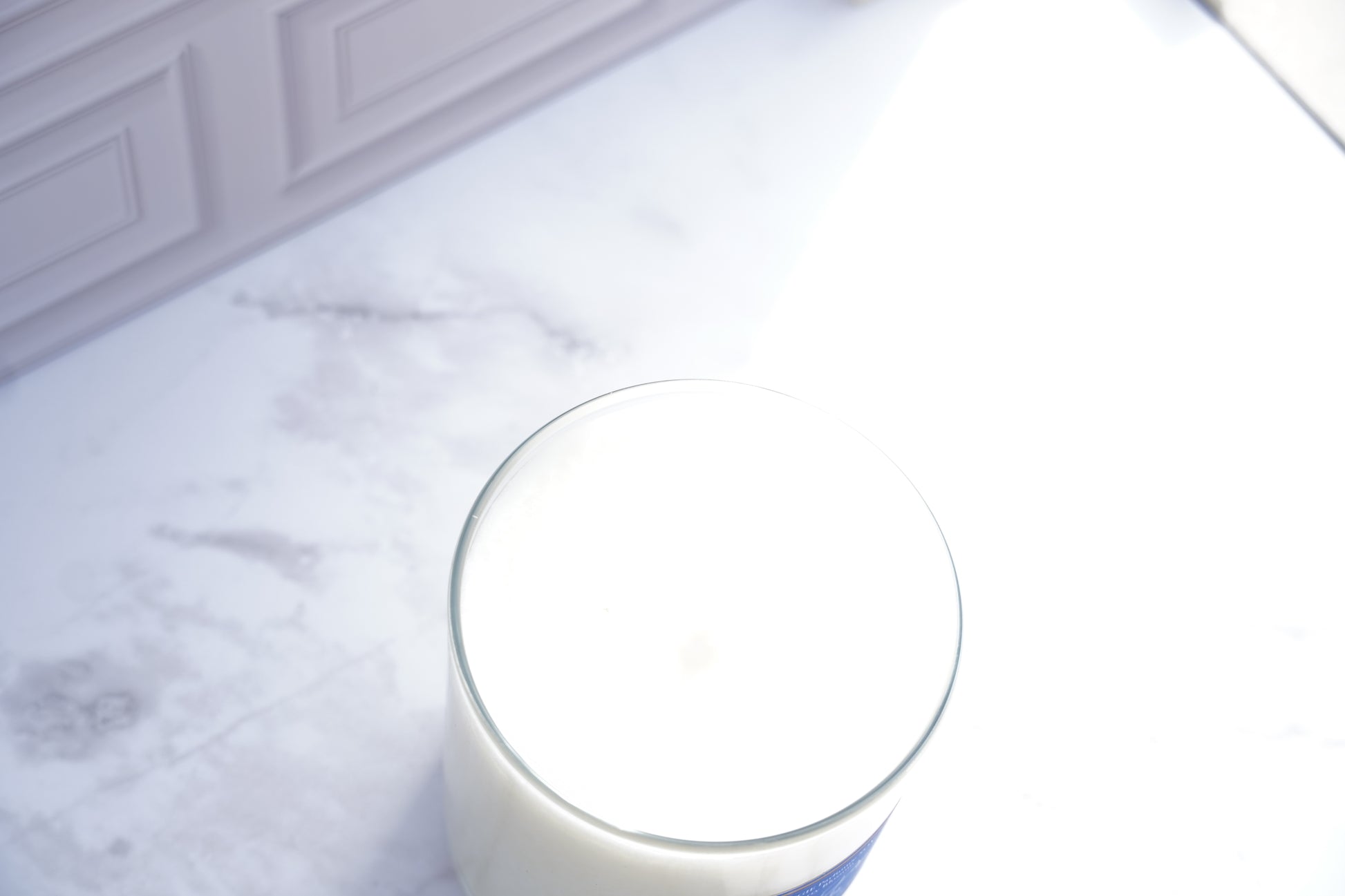 White candle in soy wax. Fragrance is cherry blossom. Smells like vanilla, lavender with a hint of cherry.